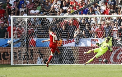 VIDEO: Pha sút pen thảm họa của Xhaka khiến Thụy Sĩ bị loại