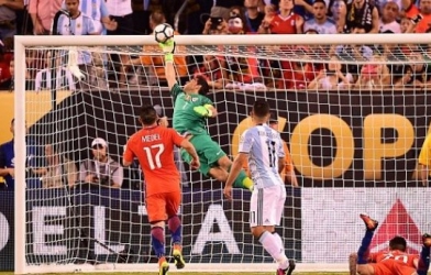 VIDEO: Bravo cứu thua xuất thần sau cú đánh đầu của Aguero