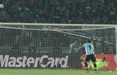 VIDEO: Higuain góp phần khiến Argentina 3 năm liên tiếp ôm hận