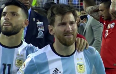 VIDEO: Messi khóc nức nở trong lễ trao giải Copa America
