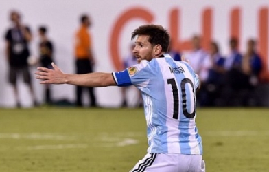 VIDEO: Messi đá hỏng ở loạt luân lưu 11m vs Chile