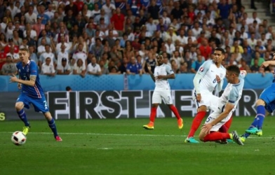 VIDEO: Joe Hart mắc lỗi giúp Iceland vươn lên dẫn trước