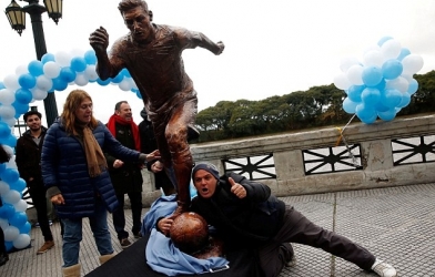 VIDEO: Chính quyền Argentina dựng tượng, cầu xin Messi trở lại