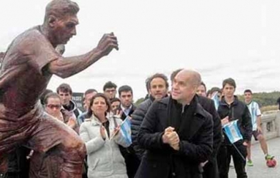 Chính quyền Argentina dựng tượng, phát động chiến dịch ngăn Messi rời ĐTQG