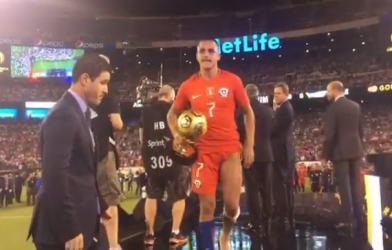 VIDEO: Phong cách nhận giải có 1 không 2 của Alexis Sanchez