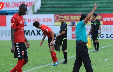 Ngoại binh V-League bị lãnh đạo đuổi khỏi CLB ngay trong trận đấu