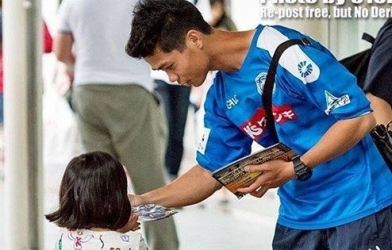 Nghỉ chơi bóng, Công Phượng lại đi phát tờ rơi