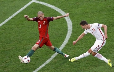 Màn phối hợp tấn công mãn nhãn của Ba Lan trước vòng cấm BĐN