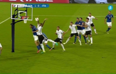 Phạm lỗi vô duyên, Boateng trở thành trò cười của cộng đồng mạng