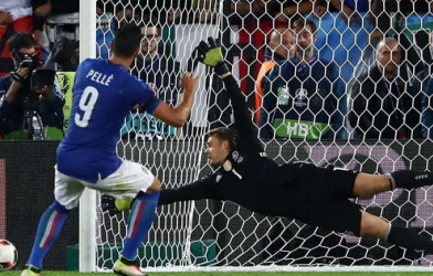 Pelle: 'Tôi nghĩ Neuer đã mắc bẫy của mình'