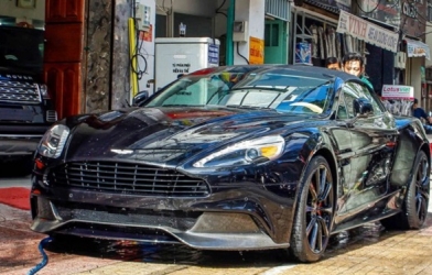 Chiêm ngưỡng Aston Martin Vanquish Volante đầu tiên tại Việt Nam