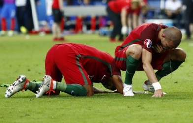 VIDEO: Pepe nôn khan ngay trên sân ở trận chung kết