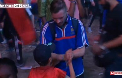 VIDEO: Cảm động hình ảnh fan nhí Bồ Đào Nha an ủi CĐV Pháp