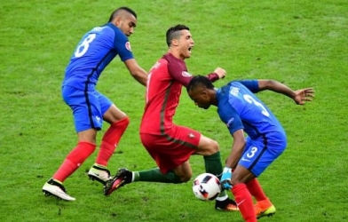Những pha chơi xấu của cầu thủ Pháp với Ronaldo, Nani, Quaresma