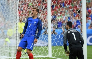 Những pha tấn công nguy hiểm của tuyển Pháp trong hiệp 1