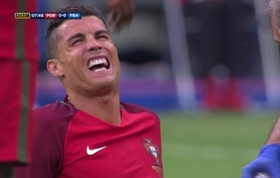 VIDEO: Pha va chạm khiến Ronaldo bị nằm sân