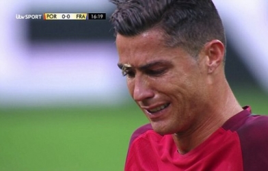 VIDEO: Ronaldo khóc vì không thể tiếp tục thi đấu