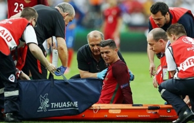 VIDEO: Ronaldo rời sân trong tiếng vỗ tay của CĐV 2 đội