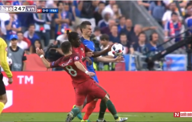 Tình huống trọng tài thổi oan khó tin ở trận chung kết Pháp - Bồ Đào Nha