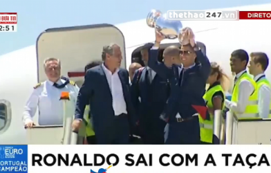 VIDEO: Ronaldo và đồng đội trở về như những người hùng