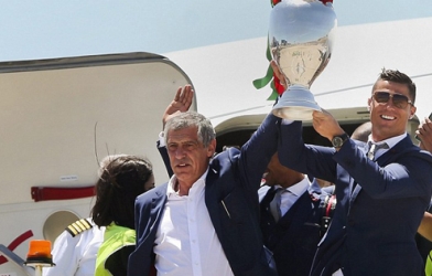 Chùm ảnh: Ronaldo tươi rói ăn mừng chức vô địch EURO ở quê nhà