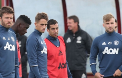 Đội hình đá chính của M.U ở trận đầu tiên thời Mourinho