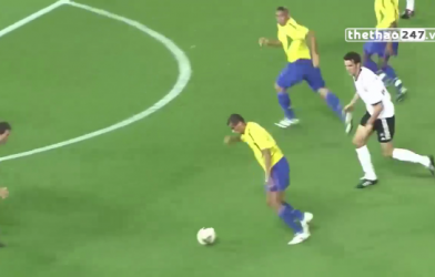 VIDEO: Khi Oliver Kahn 'ngỡ ngàng' với cú sút không cần đà của Rivaldo