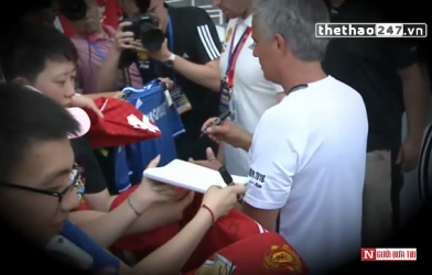 VIDEO: HLV Mourinho từ chối ký tặng lên áo đấu của Chelsea