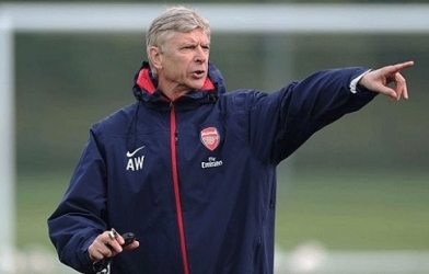 Arsenal chiêu mộ gấp trung vệ thay Mertesacker