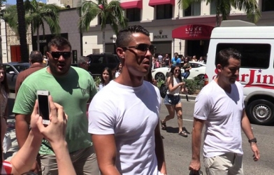 VIDEO: Hành động không đẹp của Ronaldo với fan khi đi mua sắm