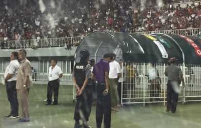 Trận Việt Nam - Myanmar suýt vỡ vì CĐV tấn công trọng tài