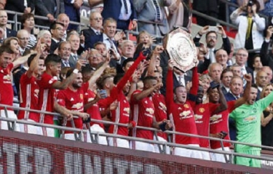 Ibra nổ súng, Man Utd có danh hiệu đầu tiên