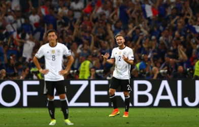 Thương vụ Mustafi khó thành vì Arsenal 'keo kiệt'