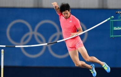 VIDEO: VĐV Nhật Bản làm rơi xà vì tai nạn hy hữu - Olympic Rio 2016