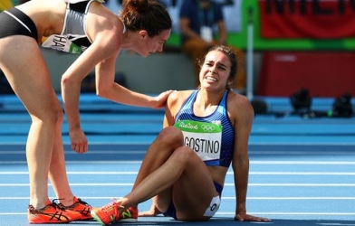 VIDEO: Khoảnh khắc xúc động nhất Olympic của 2 nữ VĐV chạy 5000m