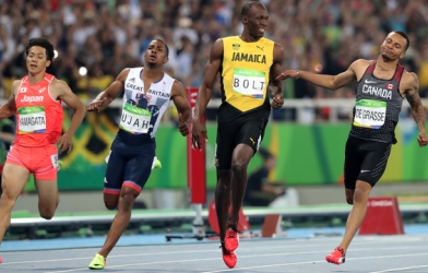 VIDEO: Usain Bolt 'thong dong' vượt qua vòng loại 200m