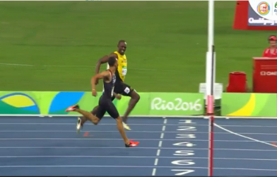 VIDEO: Usain Bolt dễ dàng về nhất ở bán kết 200m (Olympic 2016)