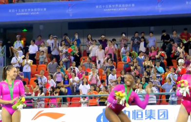 VIDEO: VĐV nữ bị ong tấn công trong lúc nhận HCV Olympic