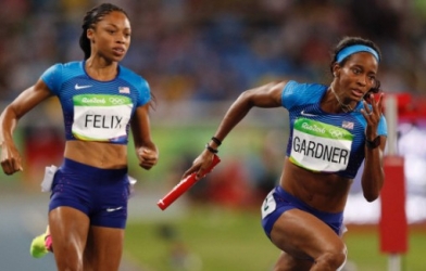 VIDEO: Vượt qua scandal, đội Mỹ giành HCV chạy tiếp sức 4x100m nữ