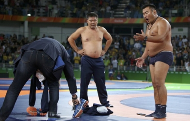 Bức xúc với trọng tài, 2 HLV Mông Cổ cởi đồ ngay tại sàn đấu