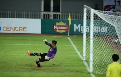 VIDEO: Hành động không đẹp của thủ môn U19 Việt Nam trước U19 Myanmar