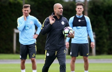 Pep Guardiola nhận tin cực xấu trước trận thư hùng với Mourinho