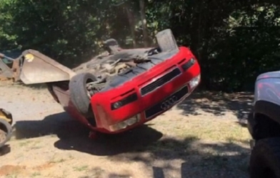 Phát hiện con gái hẹn hò với bạn trai trong xe - Audi A4 bị ông bố nghiền nát