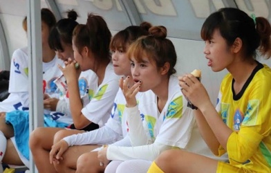 Cầu thủ nữ ăn bánh mì, tát nước để thi đấu tại giải VĐQG