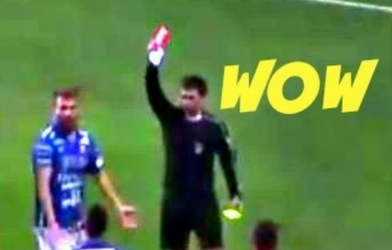 VIDEO: Cầu thủ nhận thẻ đỏ hy hữu vì ăn mừng kiểu 'tự sướng'