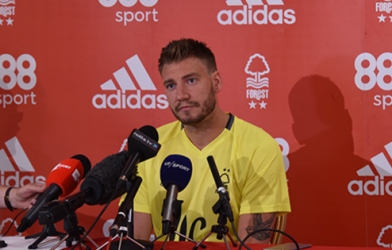 Nicklas Bendtner chính thức trở lại Anh