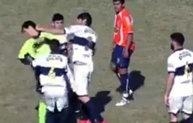 Sốc: Cầu thủ đấm tới tấp vào mặt trọng tài