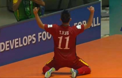 VIDEO: Văn Vũ ấn định chiến thắng 4-2 cho ĐT Việt Nam