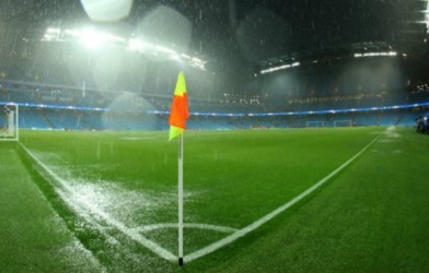 VIDEO: Mưa lớn khiến trận Man City - M'Gladbach bị hoãn