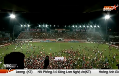 Hình ảnh CĐV Hải Phòng tràn xuống sân ăn mừng dù đội nhà không vô địch